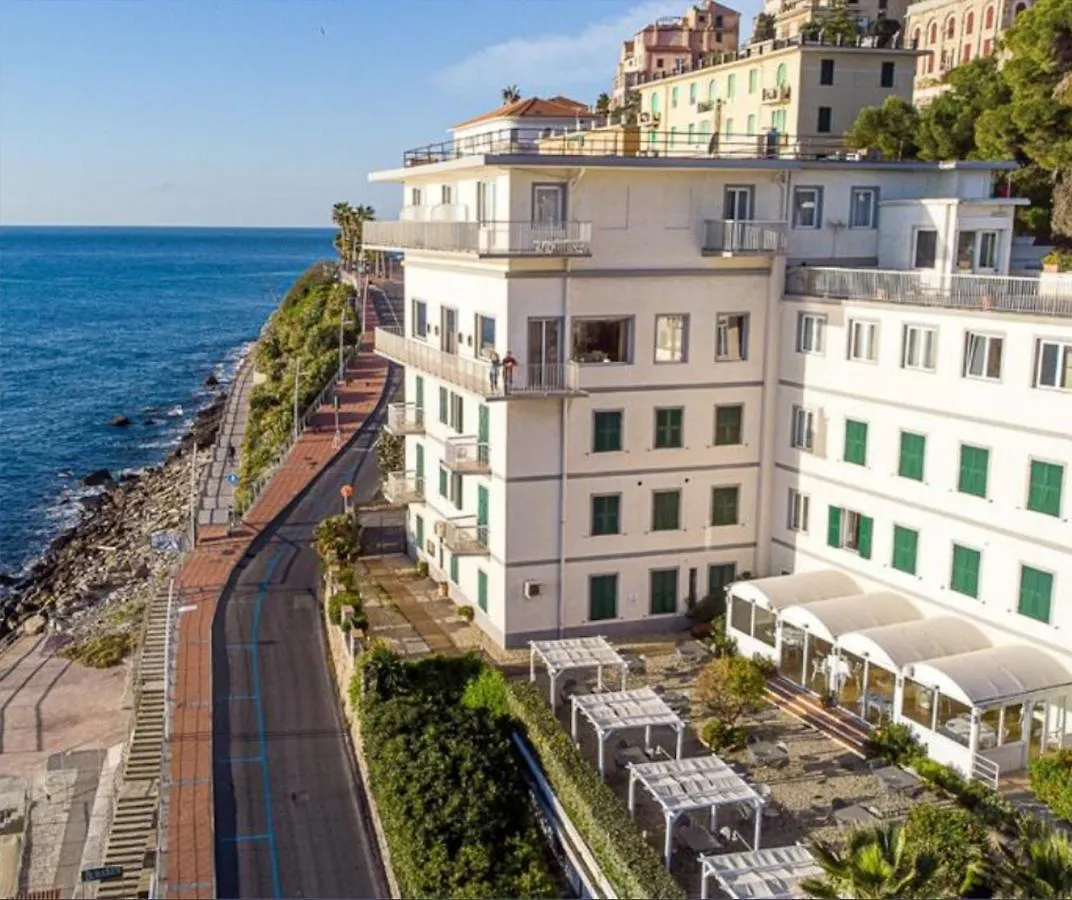 Staying Near Öffentlicher Strand: 4 Hotel Romantici a Confronto